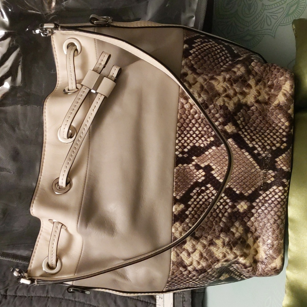 EUC Michael Kors Animal print bucket bag in grey, white and black
